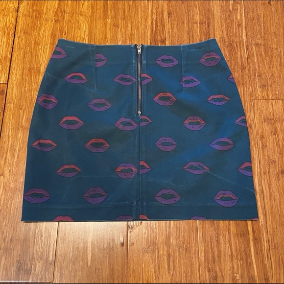 Lips Skirt 💋 - Picture 2 of 3